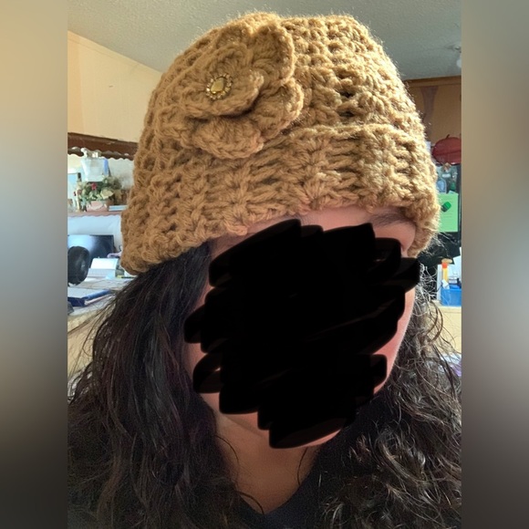 NEW crochet hat w/flower detail beige - Picture 2 of 3